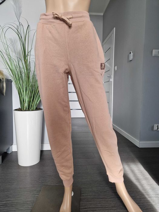 Nowe spodnie dresowe Campus