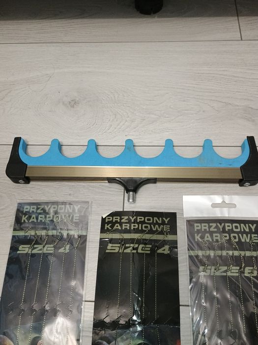 Zestaw wędkarskich akcesoriów : Przypony karpiowe,  żyłka, podpórka