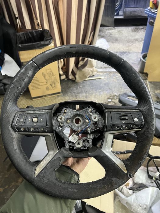 Руль Mitsubishi outlander 2022-2026 постраждало тільки с зовні