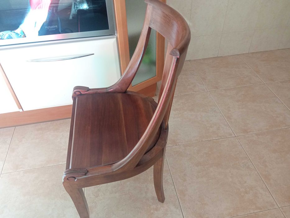 Mesa redonda extensivel com capacidade para 8 cadeiras. Apenas mesa.