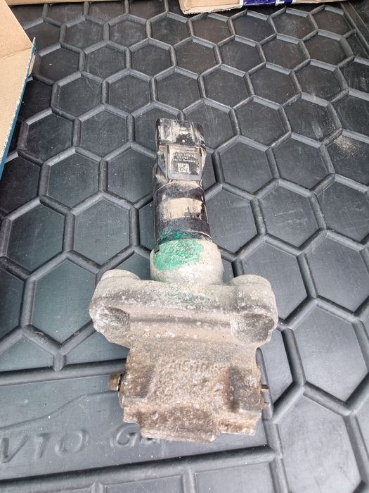 Моторчик ручника правий  Таурег 2010-2018