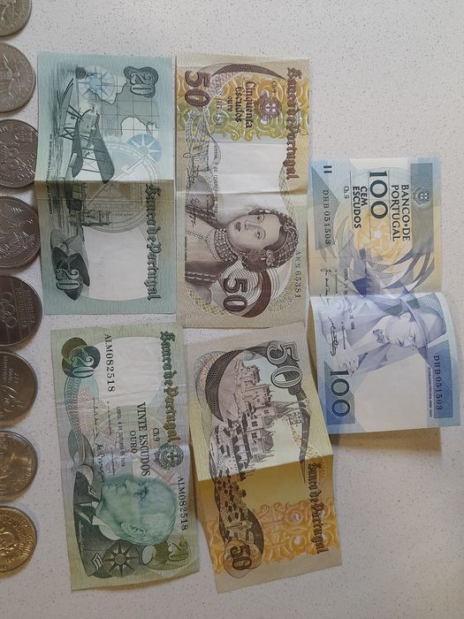 Moedas e notas antigas em escudos