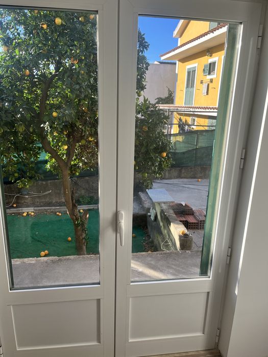 Duas janelas aluminio velhas