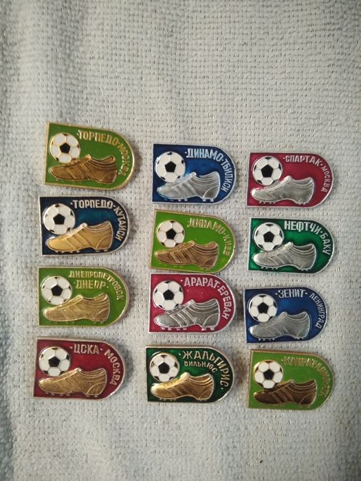 Продам значки футбол