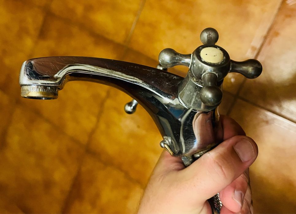 Lavatorio com torneira