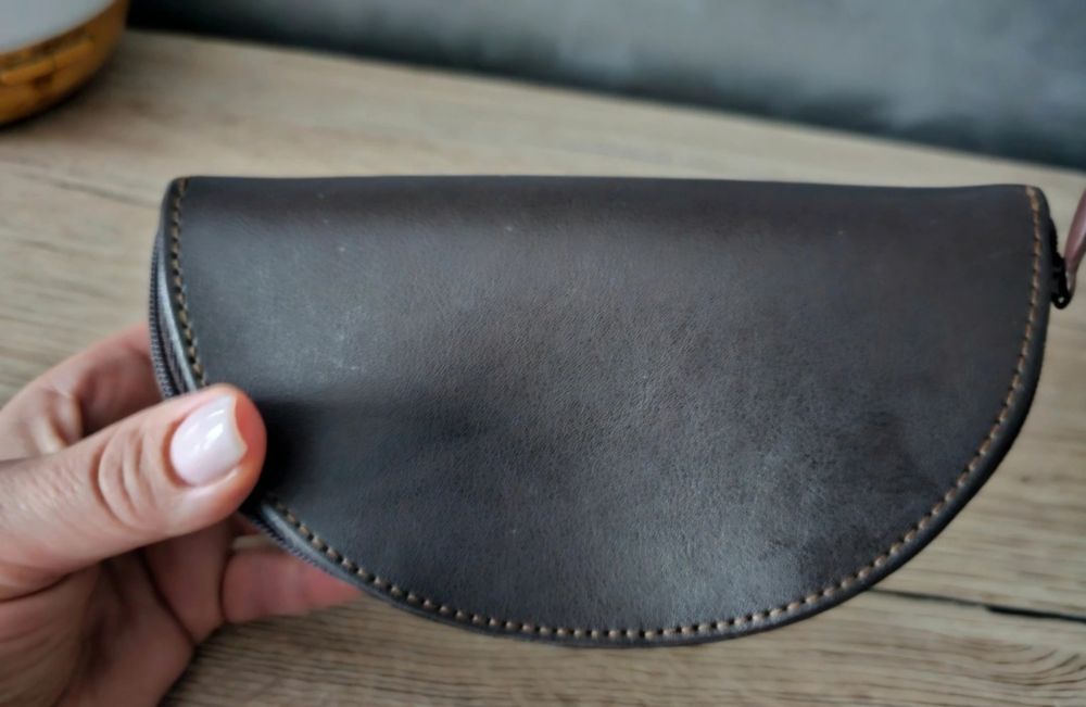Brązowe etui na okulary Gianfranco Ferré