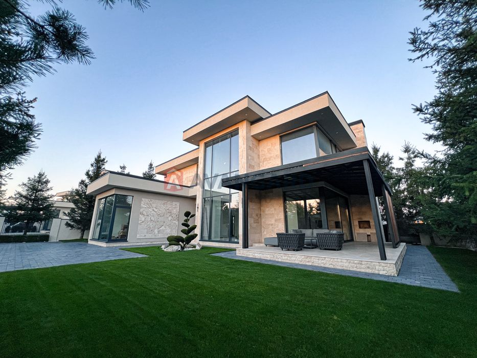 Сучасний преміальний будинок у містечку City Park (Villa Riviera)