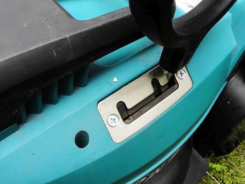 Kosiarka elektryczna Makita ELM3320 z koszem 1200 Watt