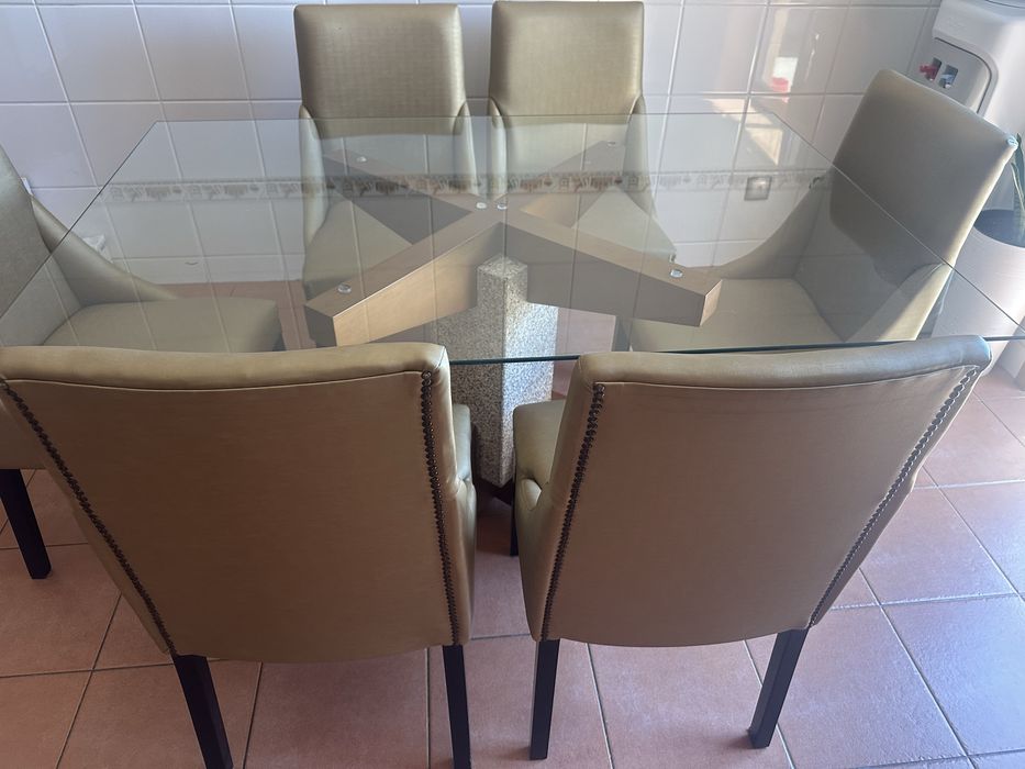 Mesa com tampi de vidro e seis cadeiras