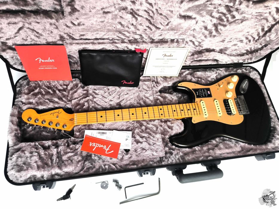 Fender® American Ultra Stratocaster® HSS '2023 Texas Tea w/case