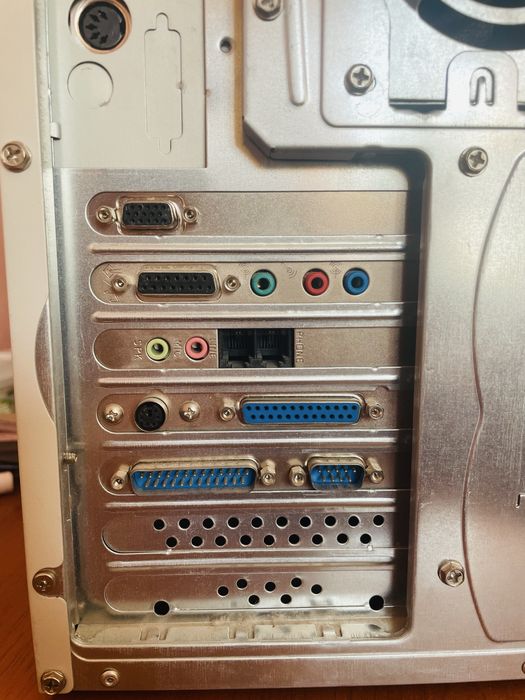 Продаю системний блок 2001р