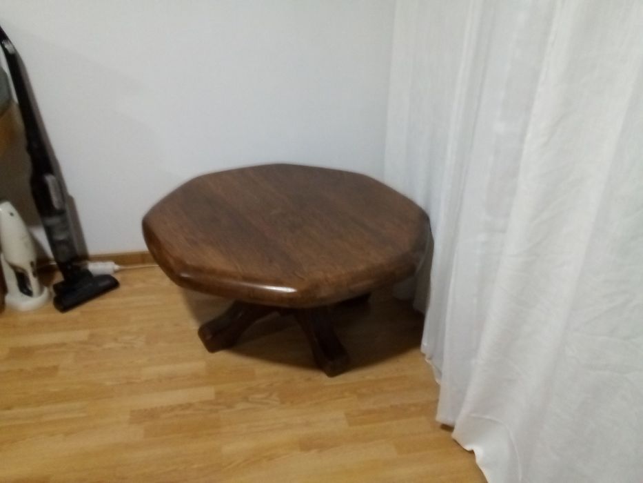 Mesa de centro em madeira maciça.  feito artesanal, peça única