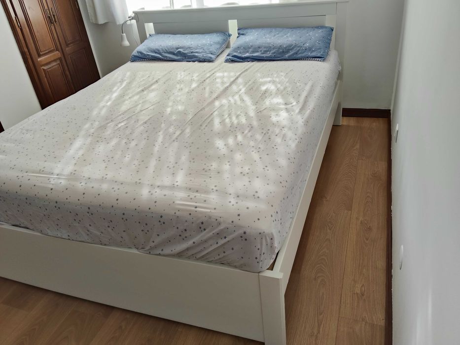 Estrutura de cama SONGESAND, branco com Colchão molas ensacadas VALEVÅG.