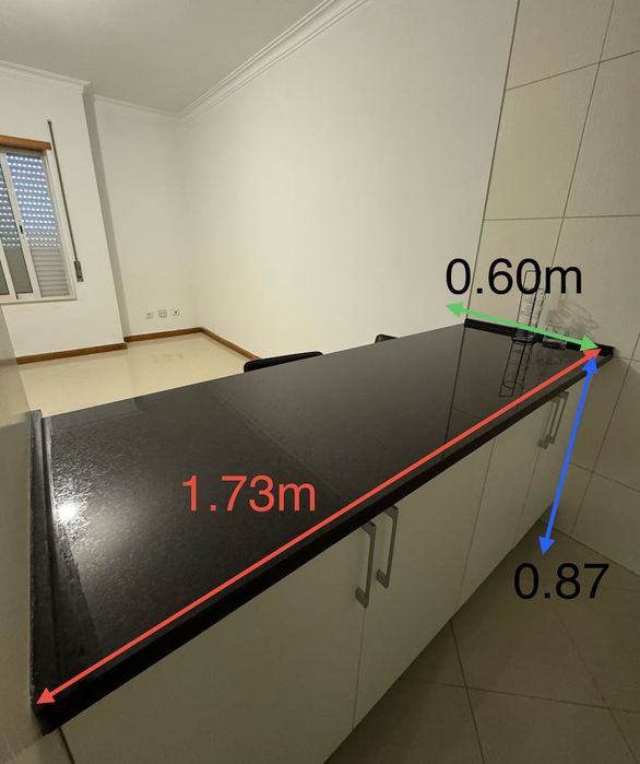 Cozinha com Pedra de Granito Preta + Peninsula + Cadeiras - FEIJÓ