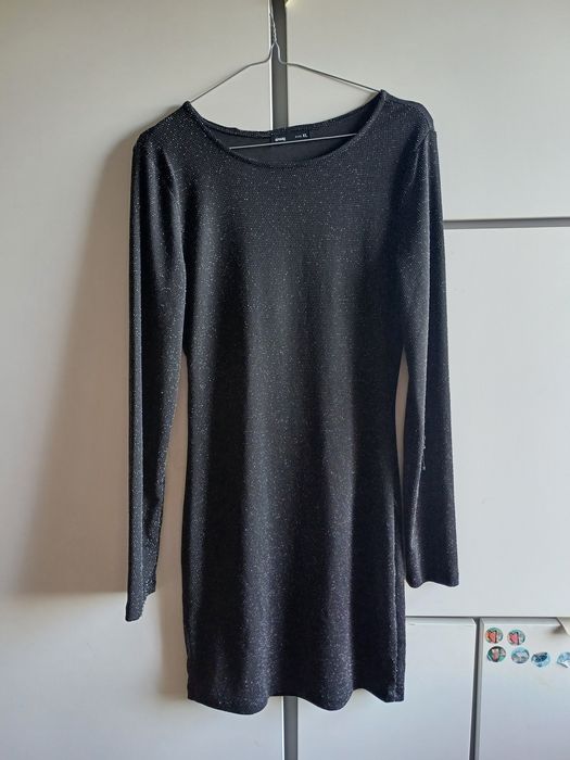 czarna sukienka z brokatem, z długim rękawem, z wycięciem na plecach,