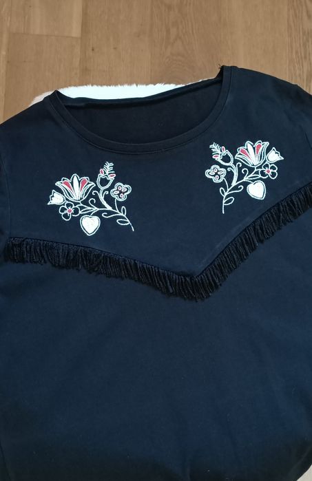 T-shirt damski z haftem