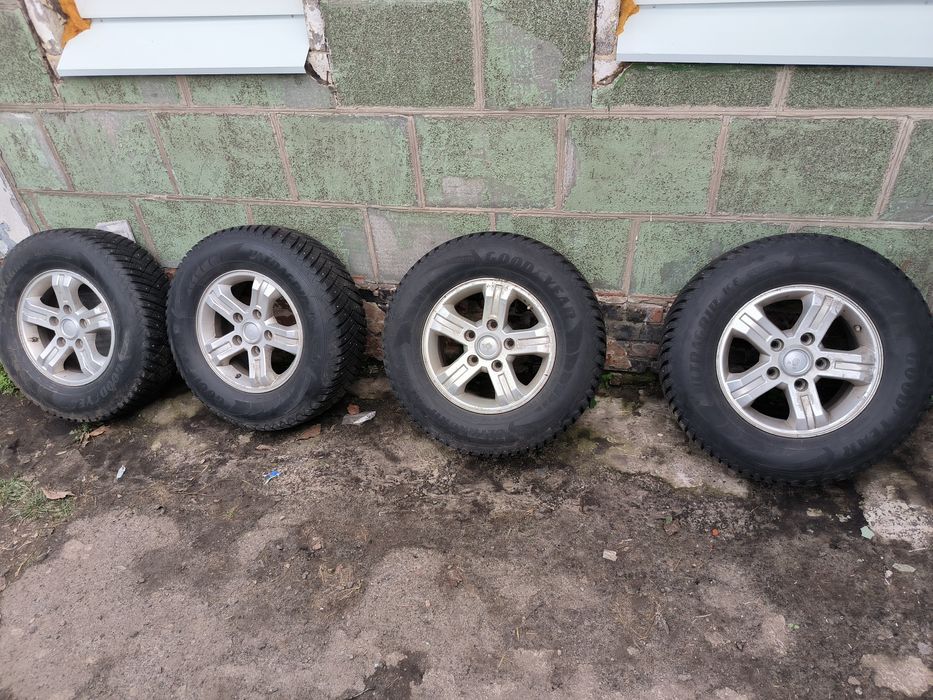 Продам зимнюю резину Goodyear ultra grip 245 70 16