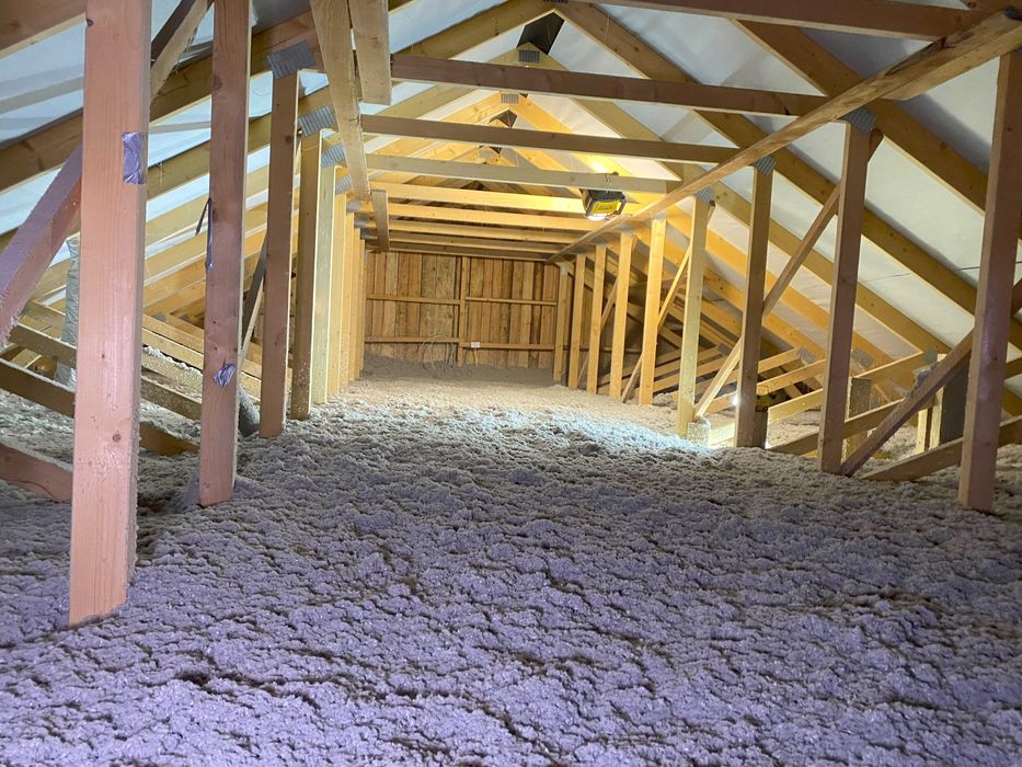 Ocieplanie domu poddasza wełna celulozowa naprawa izolacji po kunach