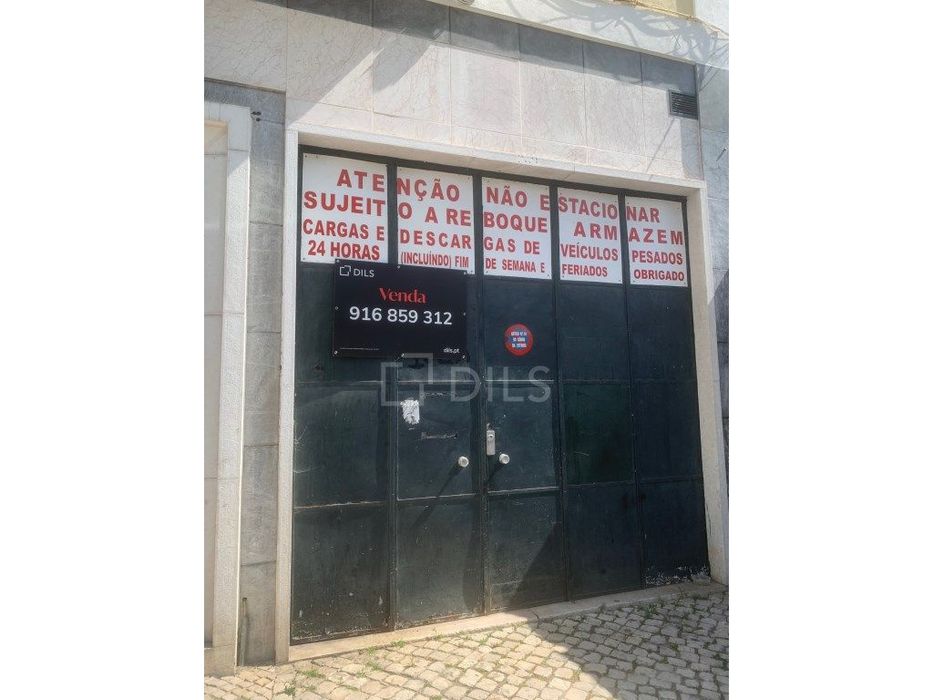 Armazém com 194 m2 em Campo de Ourique com rendimento