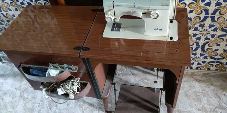 Máquina de costura da marca Elna