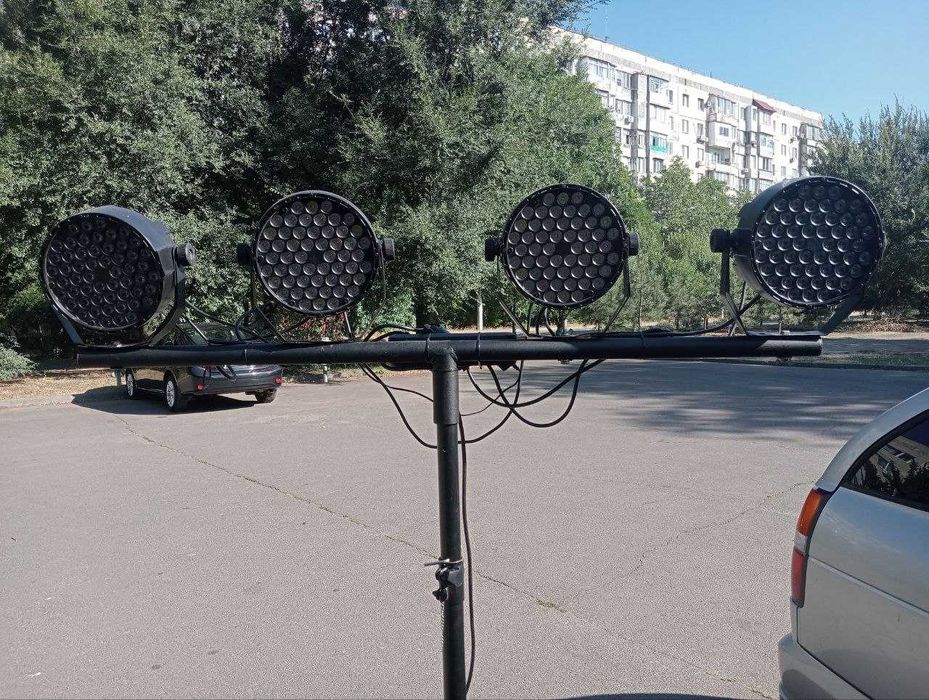 Т-подібне кріплення для світлових приладів