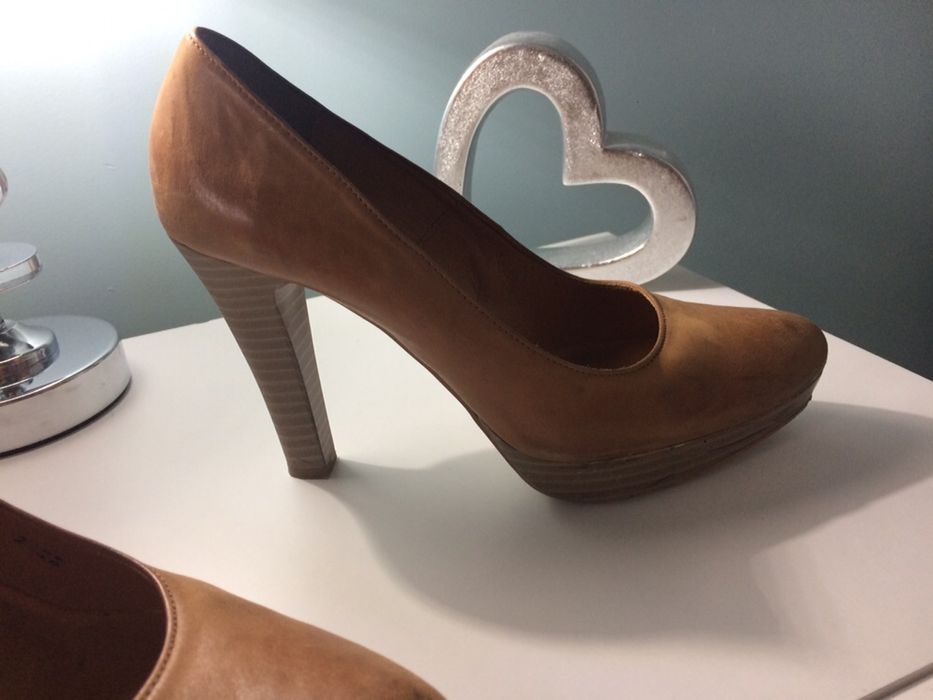 Szpilki camel roz 39