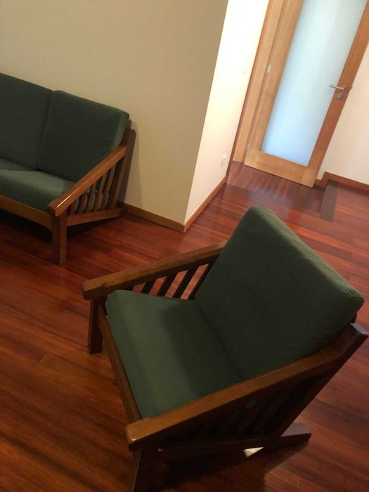 Conjunto de sofá e poltrona.