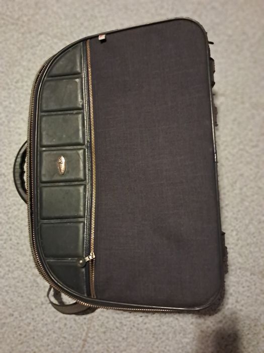 Mala de viagem  com trolley mas dá para usar de tiracolo