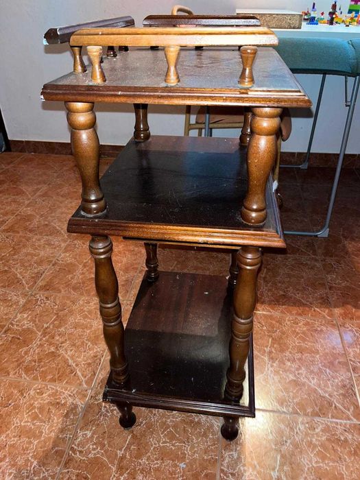 Mesa de apoio clássica em madeira