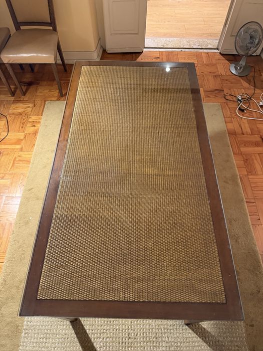 Mesa de madeira e palhinha, com vidro