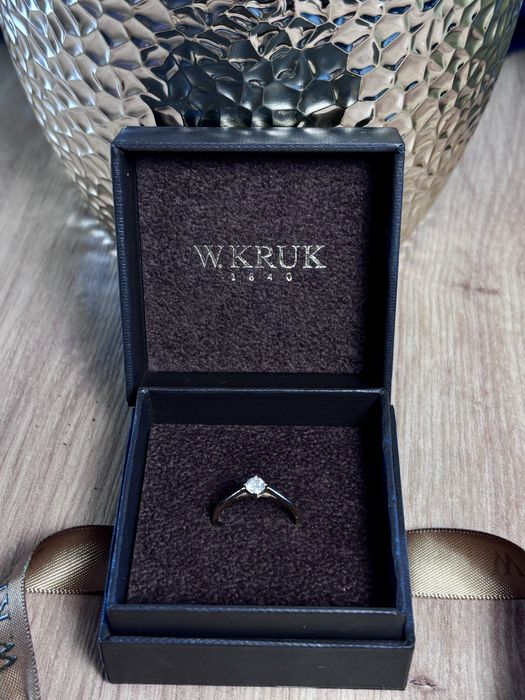 Pierścionek zaręczynowy z brylantem W.KRUK z certyfikatem i pudełkiem