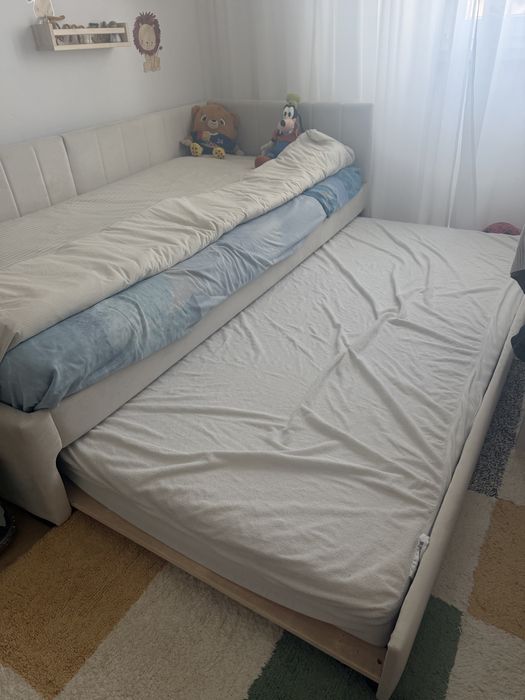 Cama individual com gavetão forrada bege