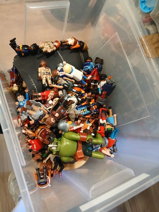 Vendo castelo e caverna da playmobil e dragoes,cavalos e acessorios