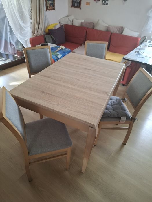 Duży pokojowy stół