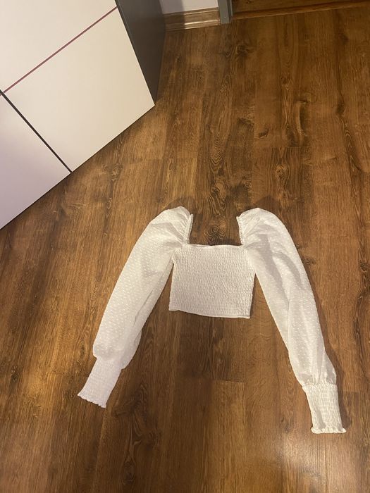 Biala bluzka z odkrytmi ramionami Bershka S