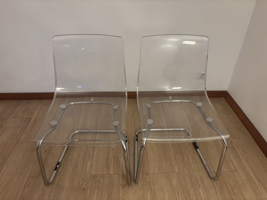 2 cadeiras IKEA transparentes