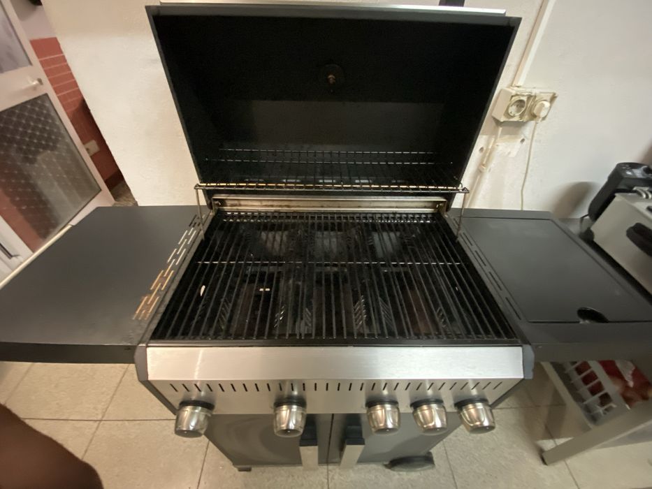 Barbecue a gas em otimo estado  bom p