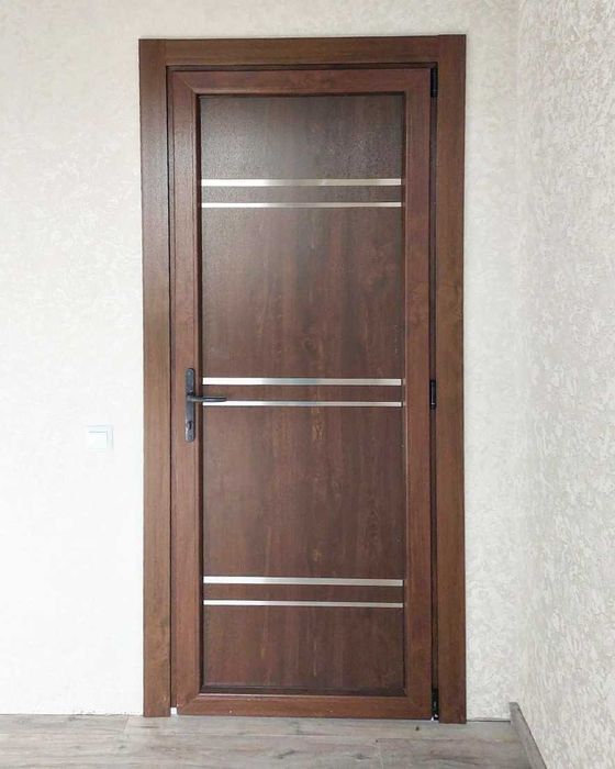 Двері металопластикові внутрішні і вуличні модель INOX 06 горіх