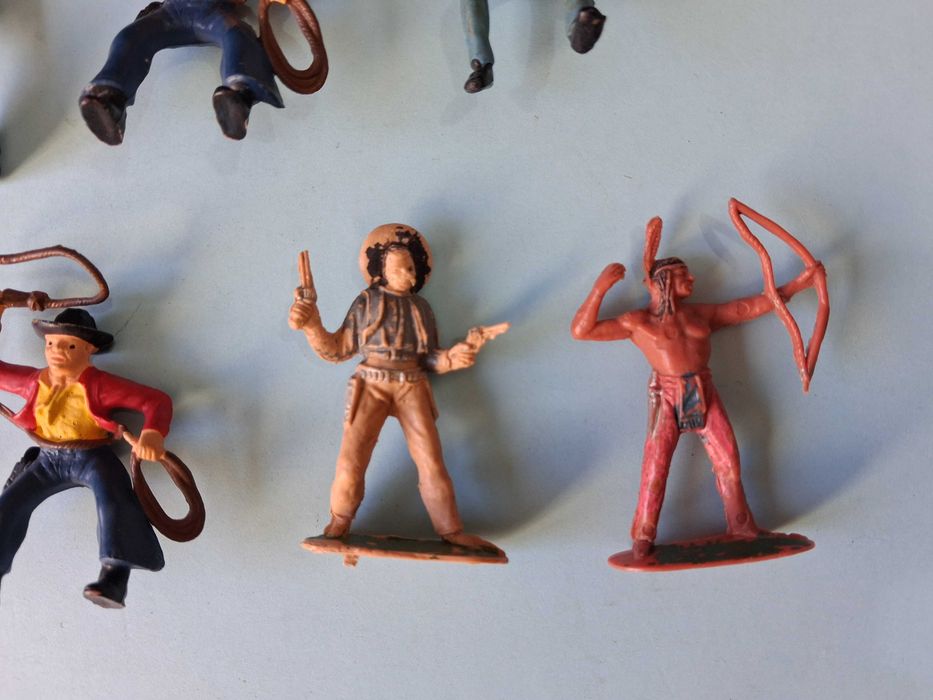 15 Bonecos PVC Índios & Cowboys anos 70. Ver fotos. O preço é do lote.