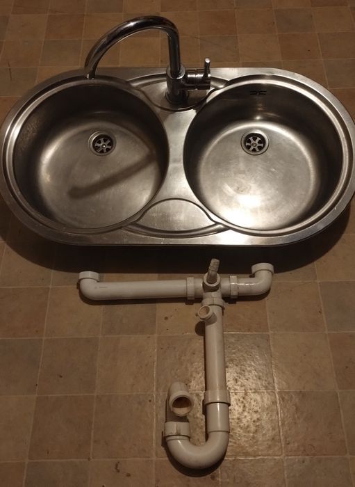 Zlewozmywak dwukomorowy z baterią