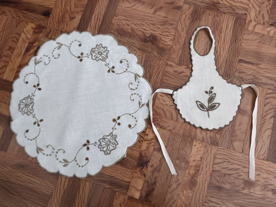 Um naperon e um avental de garrafa