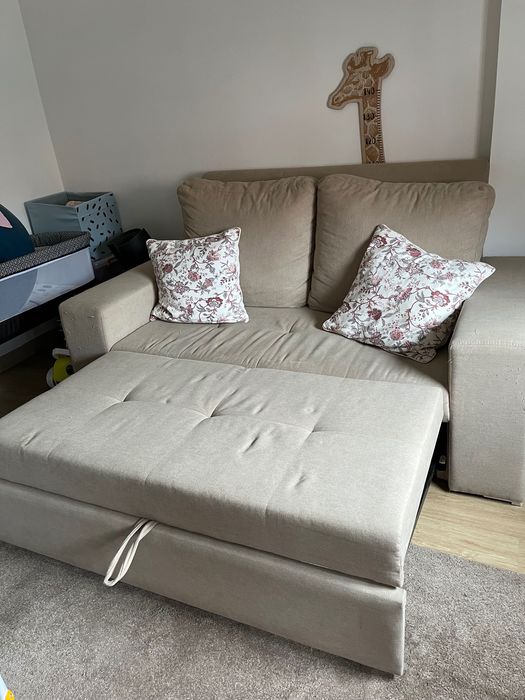 Sofá cama de dois lugares com marcas de uso