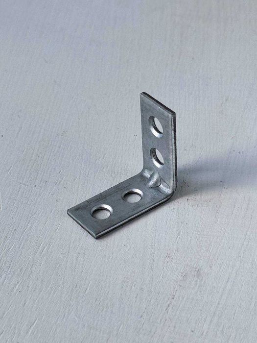 Кровельный крепежный уголок перфорированный, оцинкованный.
