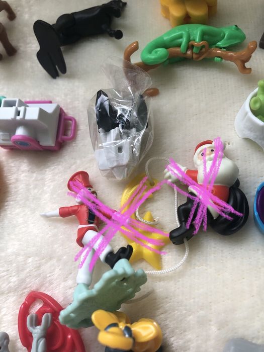 Іграшки кіндер в капсулах з вкладишами