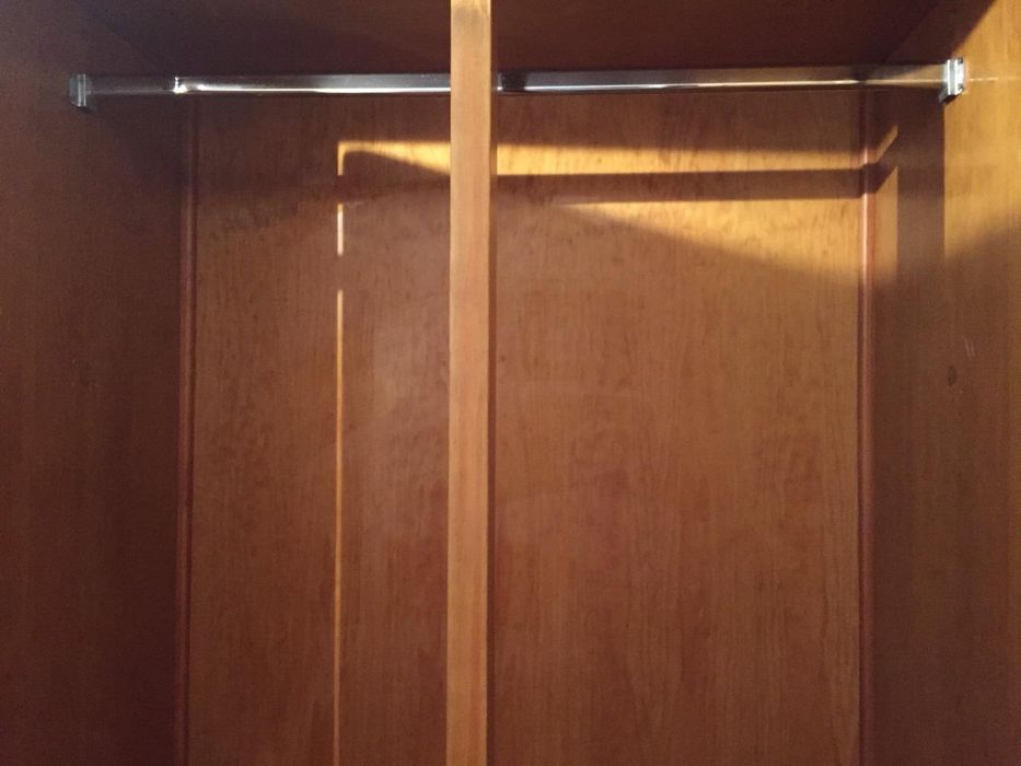 Armário em madeira maciça de pinho - espaçoso e resistente