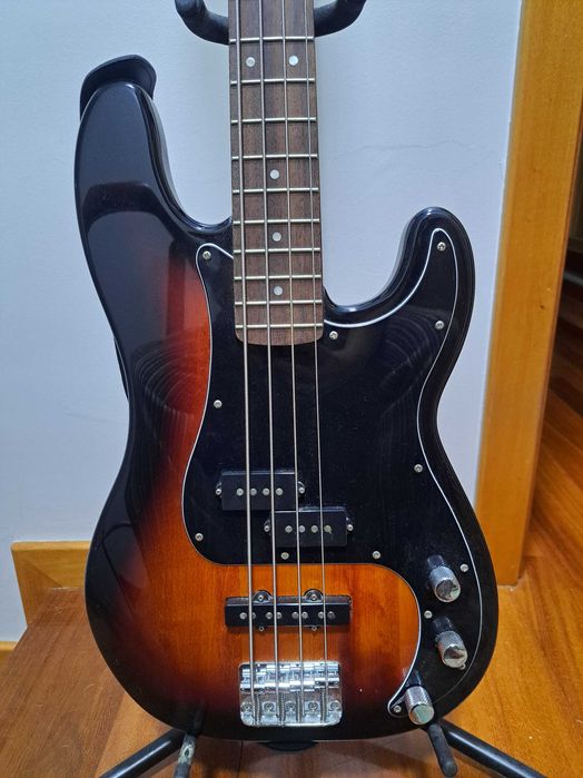 Baixo Fender Squier