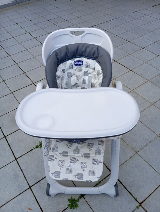 Cadeira de refeição para criança.