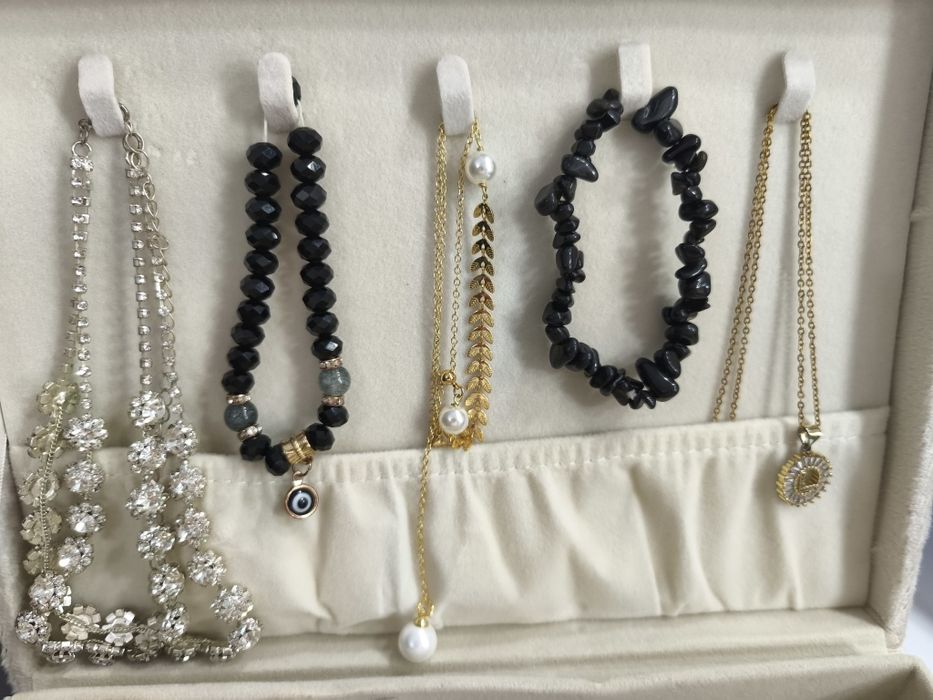 Biżuteria  naszyjniki, bransoletki
