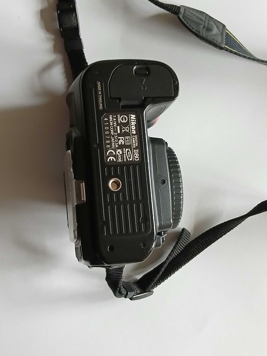 Máquina fotográfica NIKON D80; óptimo estado; 2 baterias e carregador