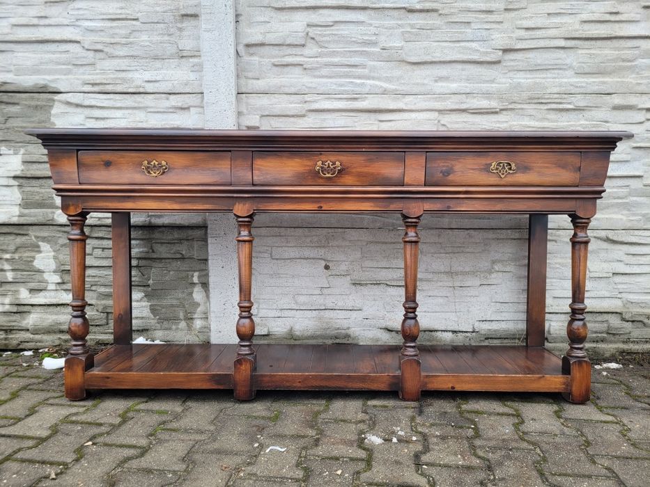 Elegancka konsola z drzewa.